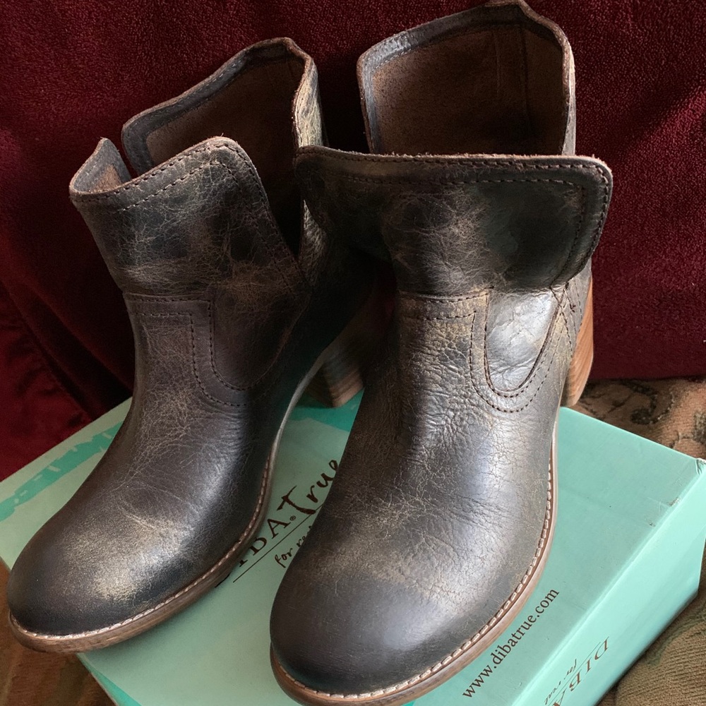 DIBA True Distressed Leather Ankle Boots Size 9.5M